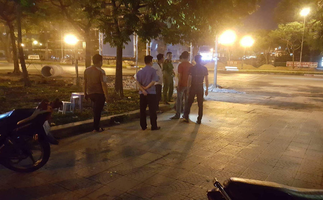 Táo tợn cướp ba lô để ngay cạnh 2 người đang ngồi uống nước gần hồ Văn Quán