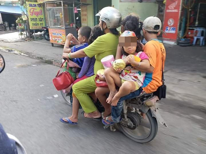 1 người phụ nữ, 5 đứa trẻ và cảnh tượng khiến người ta rùng mình trên phố