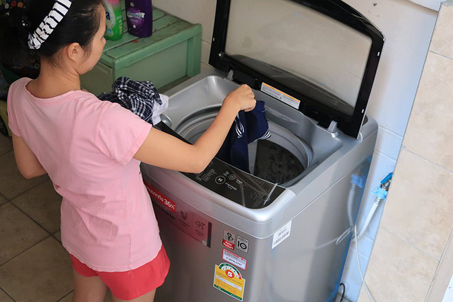 Nàng dâu ấm ức vì mẹ chồng giặt đồ của cả nhà, chỉ chừa duy nhất một bộ của mình ra, dân mạng hiến kế cách trả đũa