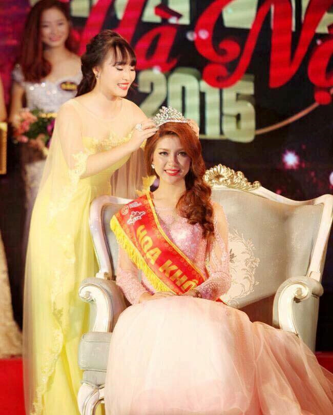 Hoa khôi mặc bikini dẫn World Cup: Rất buồn khi đọc bình luận