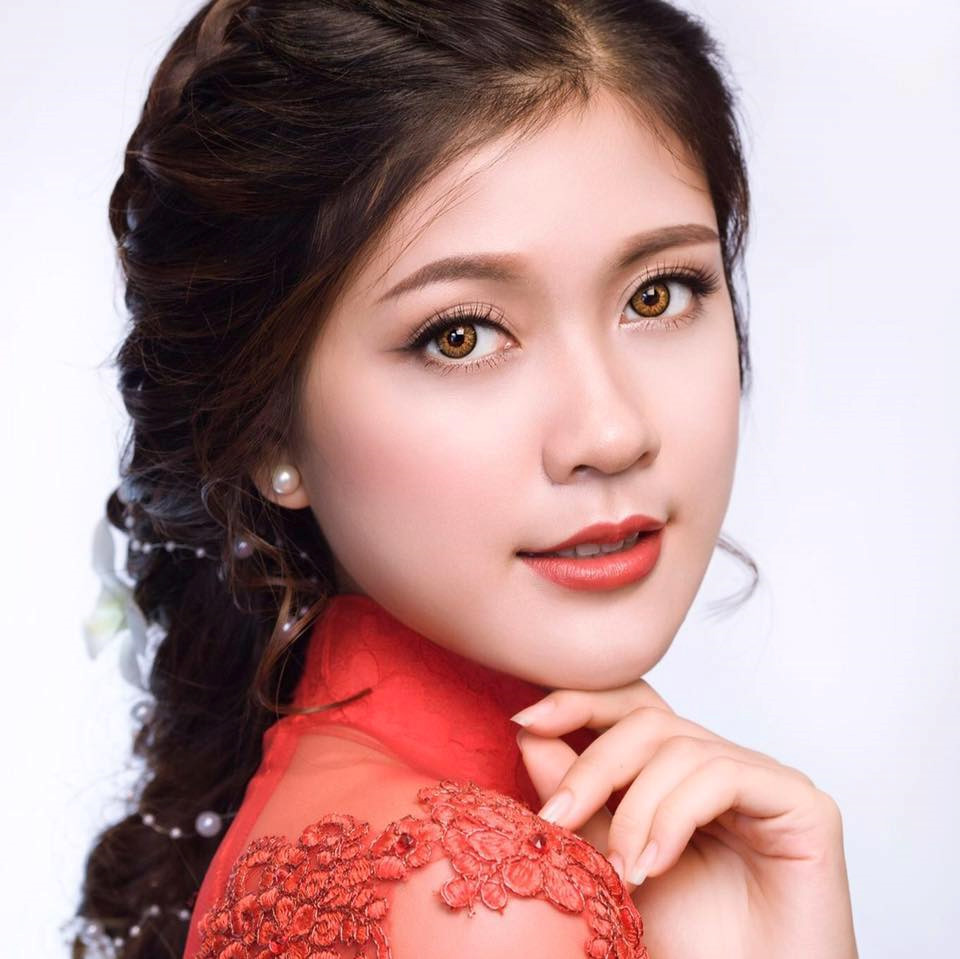 Hoa khôi mặc bikini dẫn World Cup: Rất buồn khi đọc bình luận