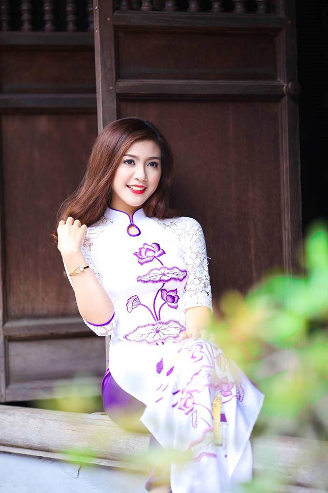 Hoa khôi mặc bikini dẫn World Cup: Rất buồn khi đọc bình luận