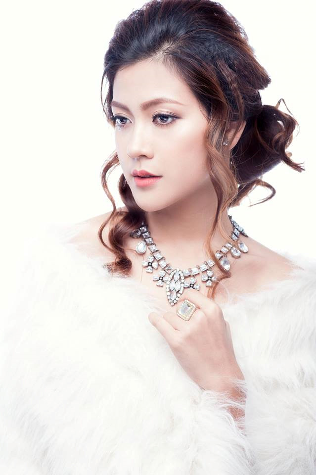 Hoa khôi mặc bikini dẫn World Cup: Rất buồn khi đọc bình luận