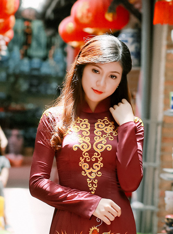 Hoa khôi mặc bikini dẫn World Cup: Rất buồn khi đọc bình luận