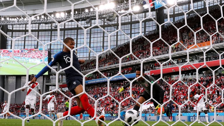 Ghi bàn ở World Cup, sao tuyển Pháp tái hiện màn ăn mừng để đời của Văn Thanh