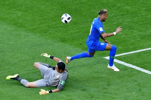 Trọng tài bẻ còi, Brazil thắng nhọc phút bù giờ