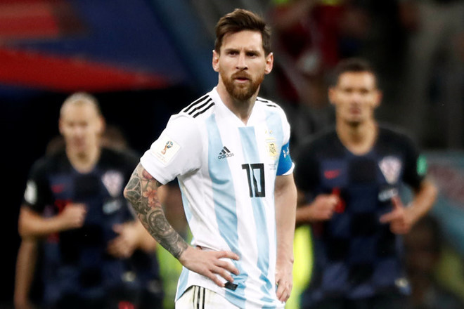 Messi: Cúi đầu trước Ronaldo và tạm biệt Quả bóng Vàng?