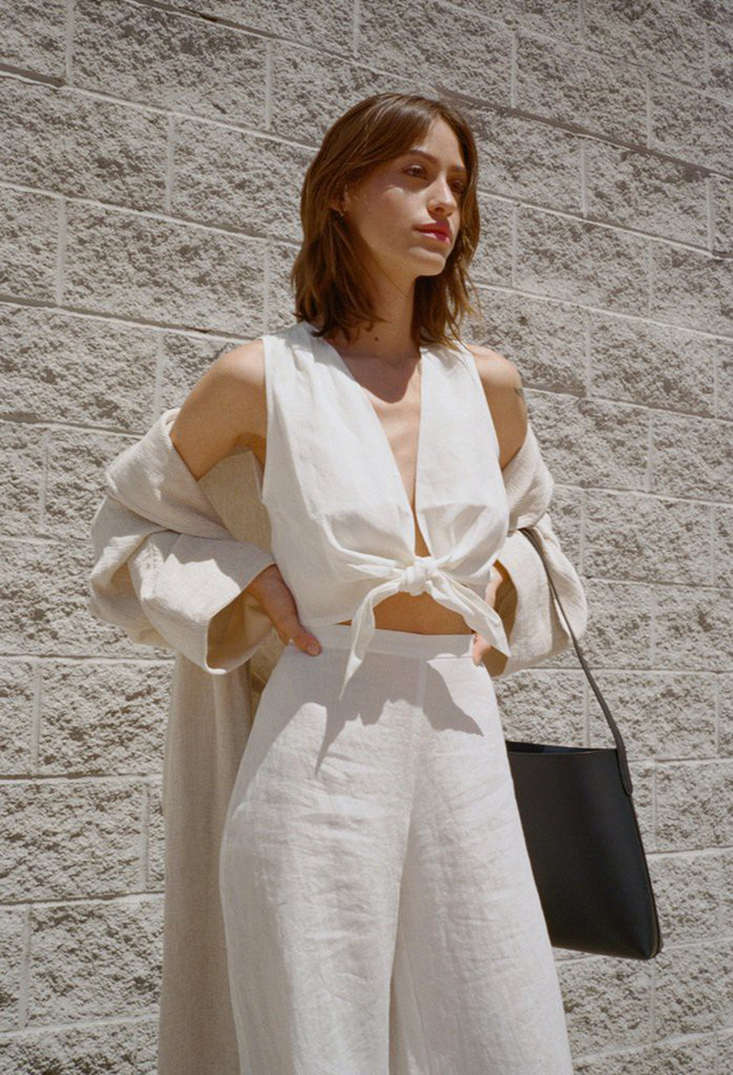 Chiếc crop top thắt nơ này đang khiến bao cô nàng từ Âu sang Á mê mẩn, mặc lên nhìn quyến rũ chết người Chiếc crop top thắt nơ này đang khiến bao cô nàng từ Âu sang Á mê mẩn, mặc lên nhìn quyến rũ chết người