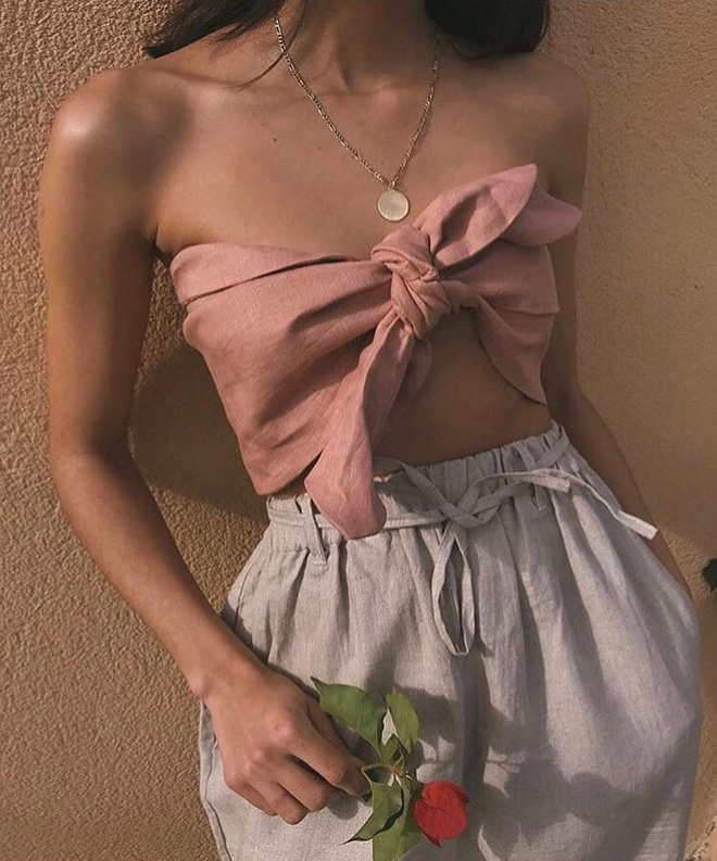 Chiếc crop top thắt nơ này đang khiến bao cô nàng từ Âu sang Á mê mẩn, mặc lên nhìn quyến rũ chết người
