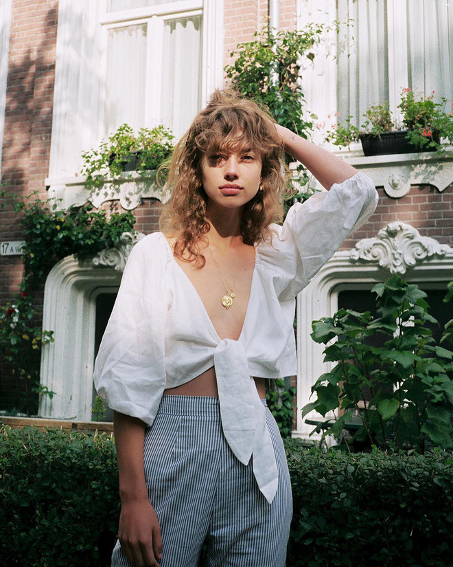 Chiếc crop top thắt nơ này đang khiến bao cô nàng từ Âu sang Á mê mẩn, mặc lên nhìn quyến rũ chết người