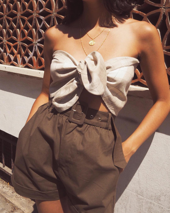 Chiếc crop top thắt nơ này đang khiến bao cô nàng từ Âu sang Á mê mẩn, mặc lên nhìn quyến rũ chết người