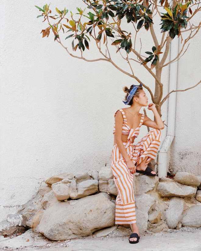 Chiếc crop top thắt nơ này đang khiến bao cô nàng từ Âu sang Á mê mẩn, mặc lên nhìn quyến rũ chết người