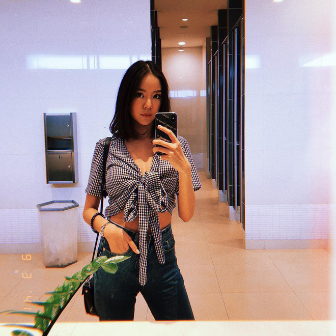 Chiếc crop top thắt nơ này đang khiến bao cô nàng từ Âu sang Á mê mẩn, mặc lên nhìn quyến rũ chết người Chiếc crop top thắt nơ này đang khiến bao cô nàng từ Âu sang Á mê mẩn, mặc lên nhìn quyến rũ chết người