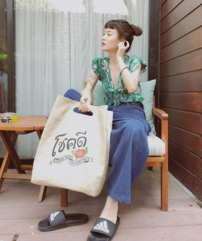 Chiếc crop top thắt nơ này đang khiến bao cô nàng từ Âu sang Á mê mẩn, mặc lên nhìn quyến rũ chết người Chiếc crop top thắt nơ này đang khiến bao cô nàng từ Âu sang Á mê mẩn, mặc lên nhìn quyến rũ chết người