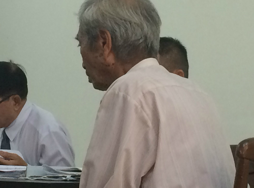 Cụ ông 86 tuổi chạy xe ôm để nuôi tình trẻ sau khi đuổi vợ