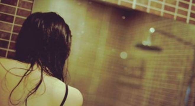 Cô gái bị người đàn ông chặn xe, kéo vào bụi rậm hiếp dâm