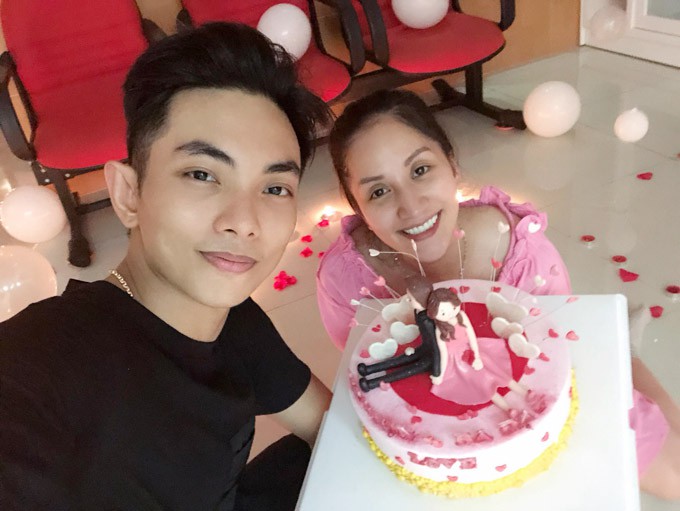 Khánh Thi trốn viện, bí mật về nhà tổ chức sinh nhật cho ông xã Phan Hiển Khánh Thi trốn viện, bí mật về nhà tổ chức sinh nhật cho ông xã Phan Hiển
