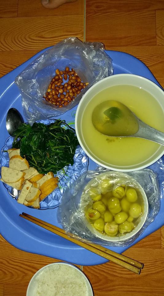 Khoe mâm cơm ở cữ chỉ 16 nghìn vừa bế con vừa nấu, mẹ trẻ khiến bao người xót xa