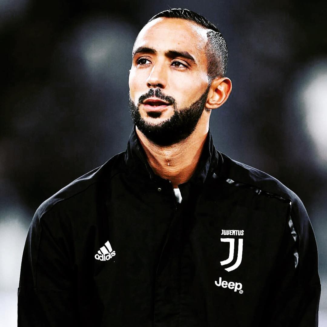 Loạn nhịp trước khoảnh khắc Medhi Benatia (Morocco) dùng cờ hiệu che mưa cho bé gái trên sân cỏ