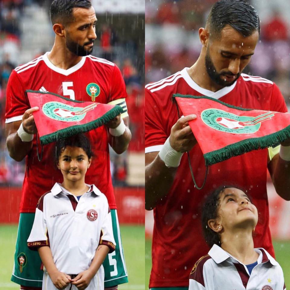 Loạn nhịp trước khoảnh khắc Medhi Benatia (Morocco) dùng cờ hiệu che mưa cho bé gái trên sân cỏ