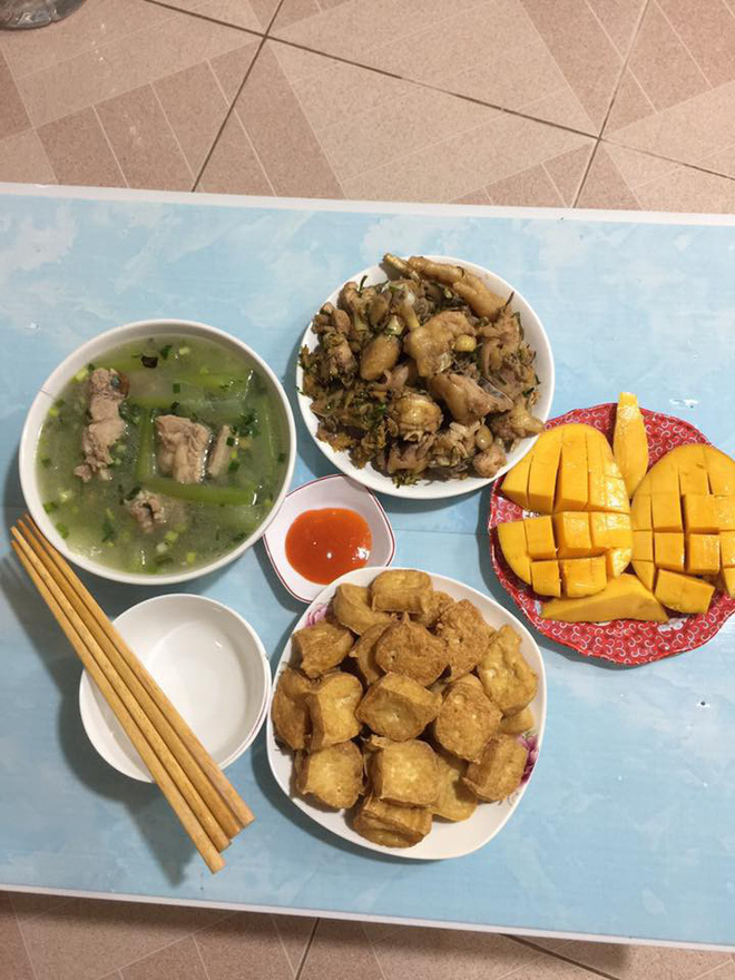 Cô gái bị bắt bẻ cách gọt bí nấu canh, nhìn ảnh, chị em người bảo đúng người chê sai