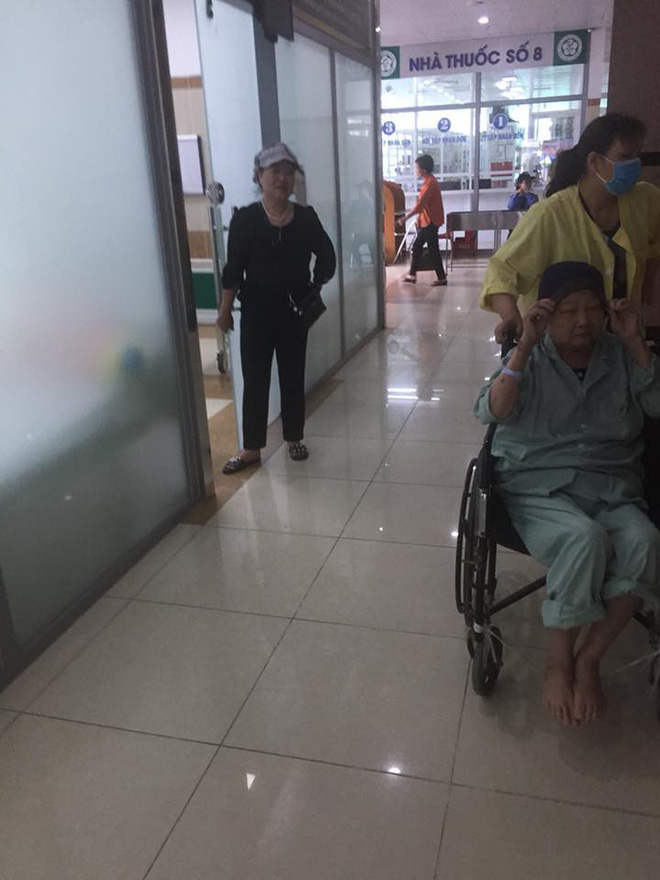 Nhặt được túi có 7 triệu đồng ở bệnh viện, câu nói của bác gái sau khi trả đồ gây nhiều chú ý