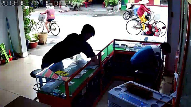 Clip: Vờ mua hàng, nam thanh niên trộm liền 2 chiếc iPhone 7 trong tích tắc