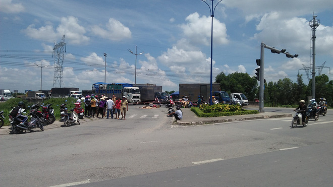 2 mẹ con bị xe tải kéo 500m, thương vong trên đường phố Sài Gòn khi vừa đi khám bệnh