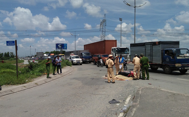 2 mẹ con bị xe tải kéo 500m, thương vong trên đường phố Sài Gòn khi vừa đi khám bệnh