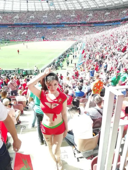Nữ cổ động viên TQ gây xôn xao vì mặc quá bốc lửa đến Nga cổ vũ bóng đá