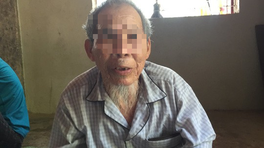 Cụ ông xích vợ cởi trần vào gốc cây: Đưa ra đó cho mát, trong nhà nóng lắm