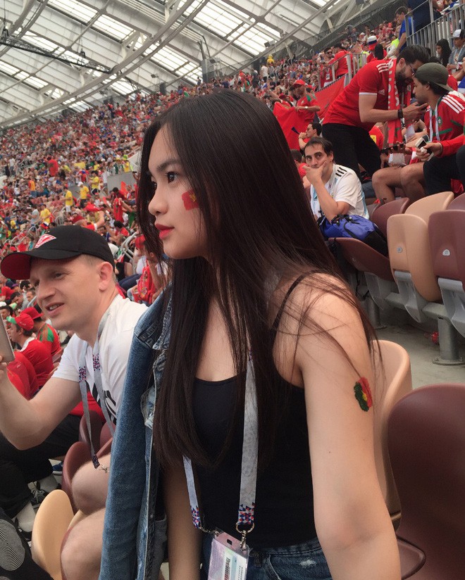 Danh tính thiếu nữ Việt ngồi trên khán đài xem World Cup khiến dân tình ghen tị hết nấc Danh tính thiếu nữ Việt ngồi trên khán đài xem World Cup khiến dân tình ghen tị hết nấc