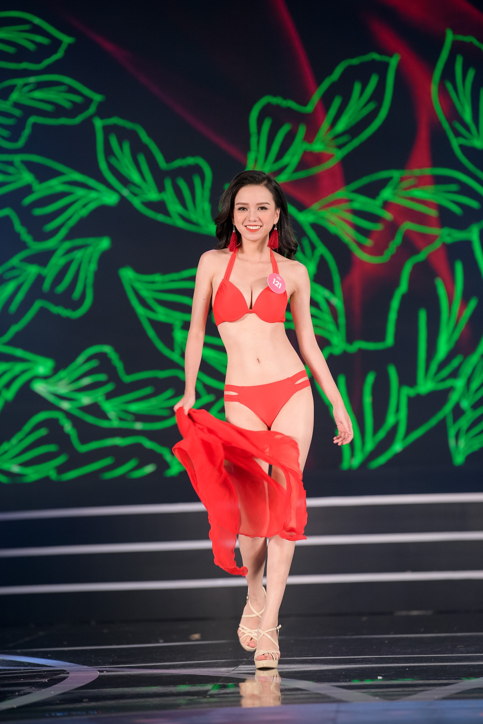 Chung khảo Hoa hậu Việt Nam 2018: Kết thúc phần thi dạ hội, 19 thí sinh được lựa chọn bước vào đêm thi chung kết Chung khảo Hoa hậu Việt Nam 2018: Kết thúc phần thi dạ hội, 19 thí sinh được lựa chọn bước vào đêm thi chung kết
