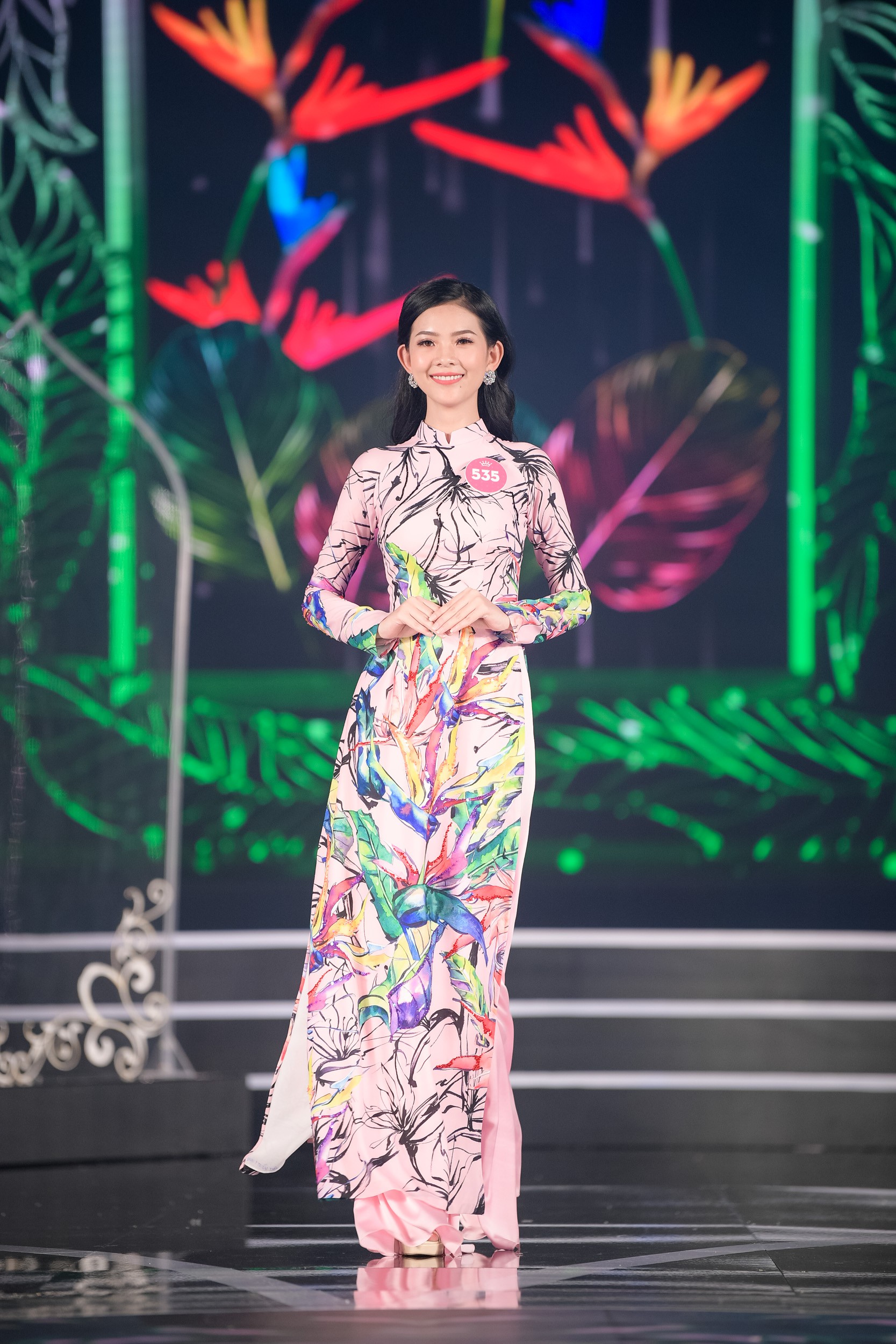 Chung khảo Hoa hậu Việt Nam 2018: Kết thúc phần thi dạ hội, 19 thí sinh được lựa chọn bước vào đêm thi chung kết