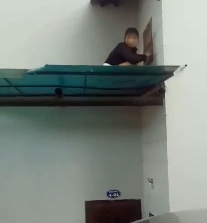 Nữ cán bộ tỉnh chui cửa thông gió vào phòng nhà nghỉ?