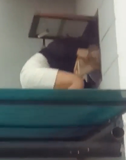 Nữ cán bộ tỉnh chui cửa thông gió vào phòng nhà nghỉ?