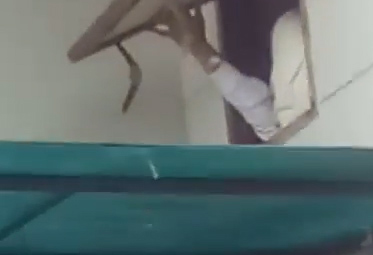 Nữ cán bộ tỉnh chui cửa thông gió vào phòng nhà nghỉ?