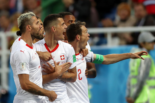 Đằng sau pha ăn mừng cánh chim của Xhaka và Shaqiri là câu chuyện đầy đau xót Đằng sau pha ăn mừng cánh chim của Xhaka và Shaqiri là câu chuyện đầy đau xót