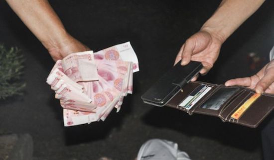 Cổ động viên Trung Quốc đau tim, say xỉn, đâm xe khi cháy cùng World Cup