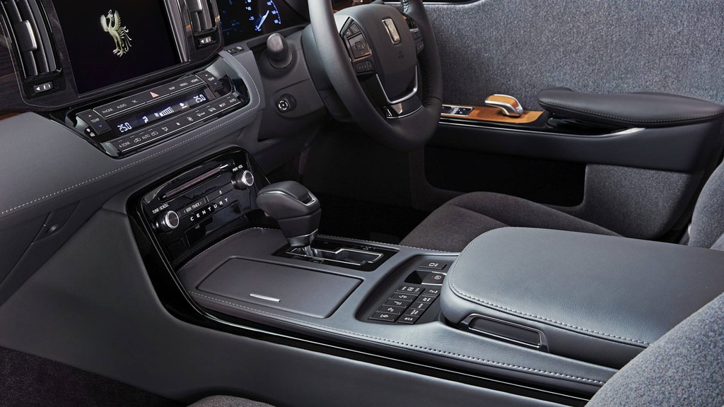 Giá bán ngang siêu xe, Toyota Century làm khó người mua