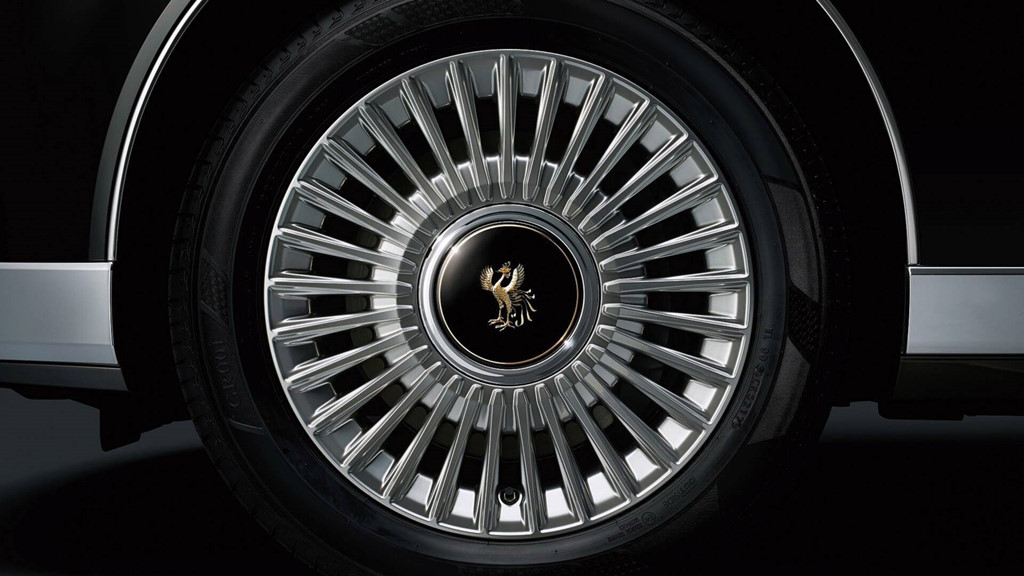 Giá bán ngang siêu xe, Toyota Century làm khó người mua