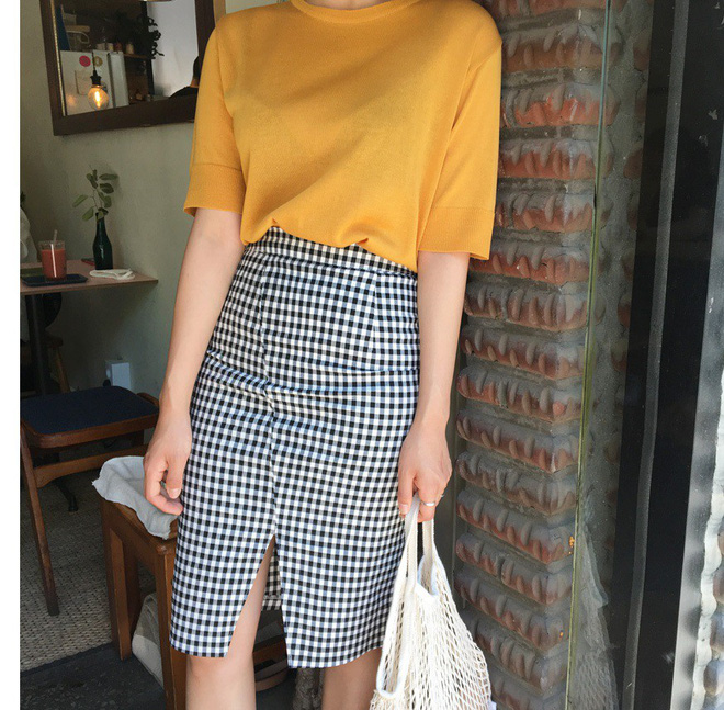 Từ chân váy tới váy liền, chỉ cần thêm một đường xẻ vừa phải là đủ để bạn nhìn thu hút hơn rồi