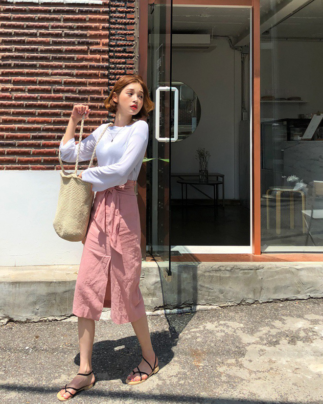 Từ chân váy tới váy liền, chỉ cần thêm một đường xẻ vừa phải là đủ để bạn nhìn thu hút hơn rồi