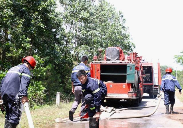 Hơn 200 người nỗ lực cứu rừng thông cháy giữa trưa nóng 38 độ C