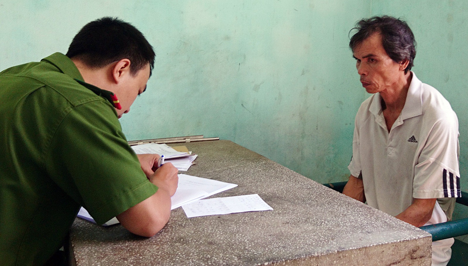 Bị chửi đi xe ẩu, người đàn ông rút dao đâm 2 cô cháu nguy kịch ngay trước cổng nhà