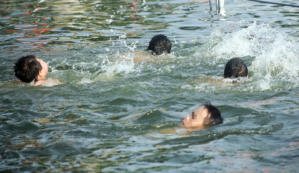 Hà Nội: Rủ nhau ra ao đình chơi, 2 chị em ngã xuống tử vong