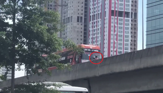 Hà Nội: Ô tô đi lùi trên cao tốc để nhường đường cho xe máy khiến nhiều người khó hiểu