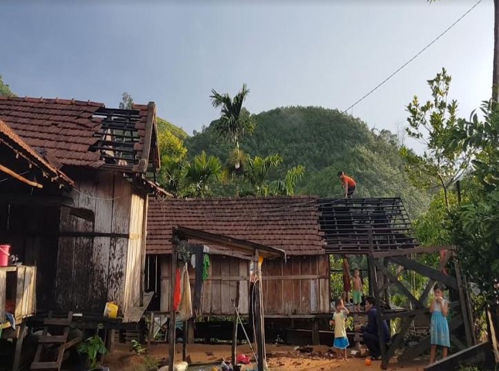 Lốc xoáy bất ngờ khiến nhiều nhà dân và công sở tốc mái