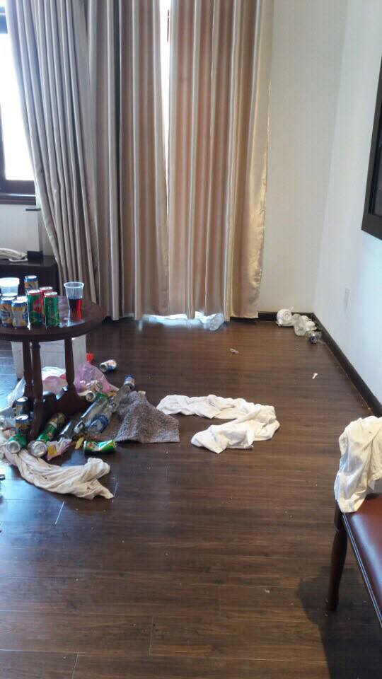 Câu chuyện gây tranh cãi: Bỏ tiền thuê phòng thì có quyền vứt rác, khăn bông khắp sàn nhà vì đã có nhân viên lau dọn?