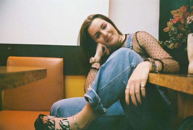 Sinh ra không có âm đạo, cô gái phải tập máy giãn nở mỗi ngày để được làm chuyện ấy